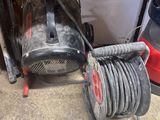un petit climatiseur et un ventilateur dans un garage