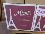 deux cartons de vin posés sur une palette dans un magasin