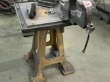 une machine posée sur une table dans une pièce