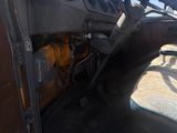 une vue de l'intérieur d'un camion avec la porte ouverte