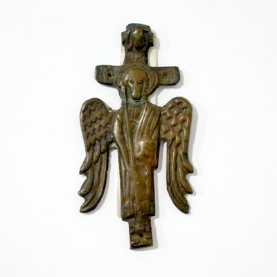 une statue en bronze représentant un ange portant une croix
