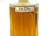 un flacon de parfum posé sur une surface blanche