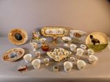 de nombreux types de plats et de bols en porcelaine sur la table