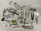 de nombreux ustensiles de cuisine de toutes sortes disposés en cercle