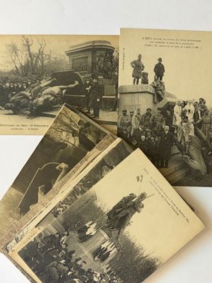 plusieurs vieilles photos en noir et blanc représentant des personnes dans un train