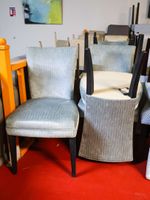 Cinq chaises, le piètement en bois noirci et la garniture en… (photo 2)