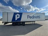 un camion semi-remorque garé dans un parking