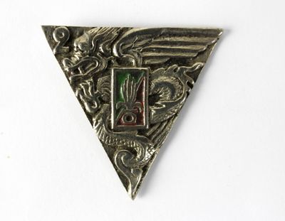 une image représentant une broche en forme de triangle sur laquelle figure la lettre h