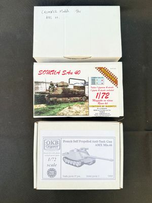 Deux boîtes de petits jouets sont posées sur une table.