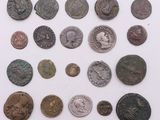 un assortiment de pièces de monnaie romaines antiques sur un fond blanc