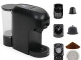 un gros plan d'une cafetière avec une tasse de café à côté