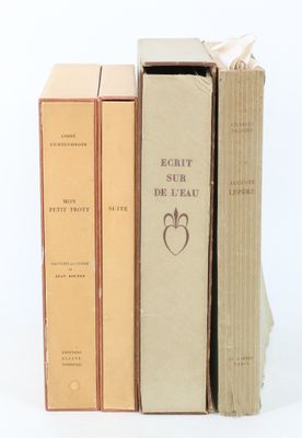 trois livres sont empilés sur une surface blanche
