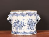 un vase bleu et blanc posé sur une table en bois