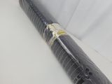 un rouleau de plastique noir posé sur une surface blanche