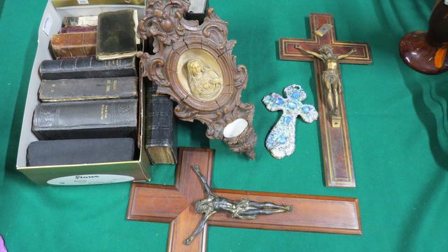 Lot de missels et ouvrage religieux, bénitier, crucifix, crois en