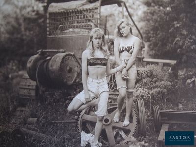deux femmes qui se tiennent à côté d'un tracteur