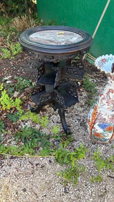 une image représentant un abreuvoir pour oiseaux et un abreuvoir pour oiseaux dans un jardin