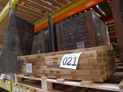un gros morceau de bois posé sur une palette dans un entrepôt