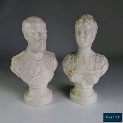 une paire de bustes en céramique blanche représentant un homme et une femme