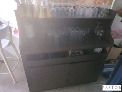 un meuble sur lequel sont posés de nombreux verres