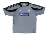 un gros plan sur un maillot de football orné d'un logo