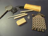 un grand nombre d'objets posés sur une table