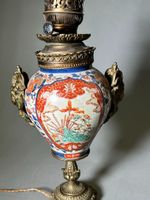 Lampe à pétrole, le fût en porcelaine à décor dit "Imari", l… (photo 3)