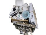 un tas d'appareils électroniques posés sur une boîte