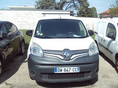 trois voitures garées les unes à côté des autres sur un parking