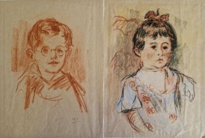 Deux dessins représentant une femme et un enfant sont posés sur une table