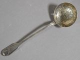 une cuillère en argent ornée d'un motif floral