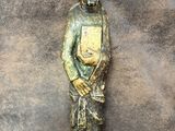 une image représentant une statue d'un homme tenant un livre entre ses mains