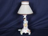 une lampe posée sur une table et munie d'un abat-jour