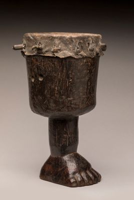 une image représentant une tasse en bois munie d'une anse, posée sur un socle