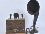 une radio à l'ancienne, avec un pavillon et quelques fils