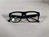 une paire de lunettes posée sur une table
