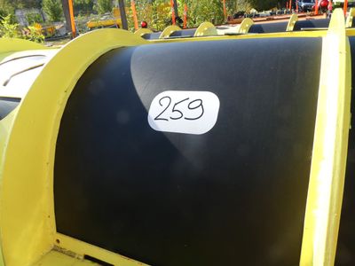 une boîte aux lettres noire et jaune sur laquelle figure un numéro blanc