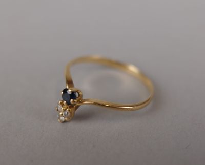 un gros plan d'une bague en or sertie d'un diamant noir et blanc
