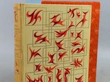 un livre orange et jaune orné de flammes rouges