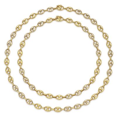 une paire de colliers en chaîne en or sur fond blanc