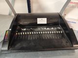 une machine noire posée sur une table