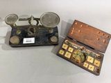 deux types de balances exposés sur une table