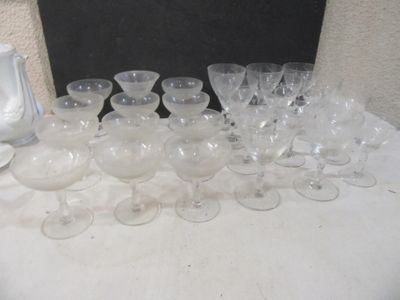 61.56 - LOT DE VERRES A PIED ET COUPES A CHAMPAGNE DIFFERENT…