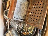 une boîte remplie d'objets divers