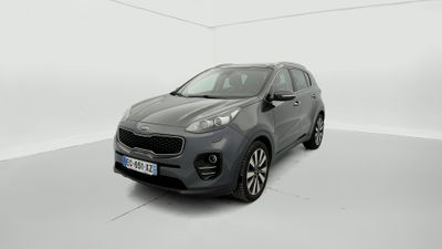 une voiture grise garée dans une pièce blanche au sol blanc