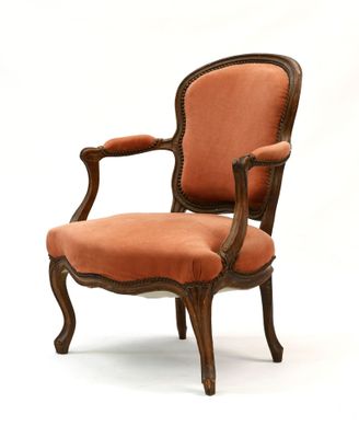 une image représentant une chaise dont l'assise est recouverte d'un tissu orange