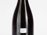 une bouteille de vin posée sur une table