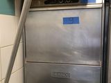 une photo d'un lave-vaisselle professionnel dans une cuisine