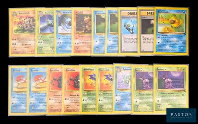 Les cartes Pokémon sont alignées et prêtes à être jouées.