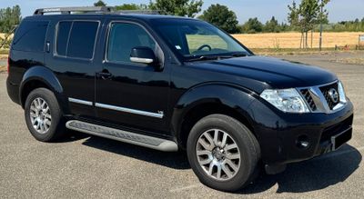 une photo d'un SUV Nissan noir garé sur un parking
